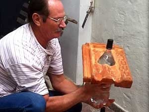 Alfredo Moser mostra sua invenção, a lâmpada de garrafa PET