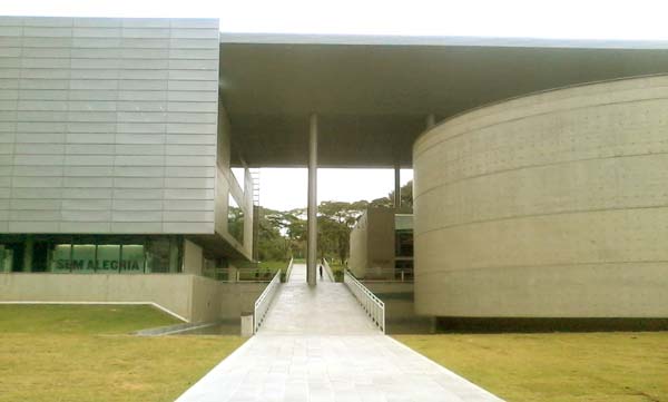 Fachada da biblioteca Brasiliana Guita e José Mindlin (Foto por Daniel Mendonça)