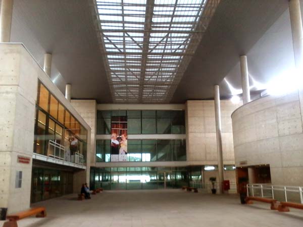 Hall principal da biblioteca Brasiliana Guita e José Mindlin