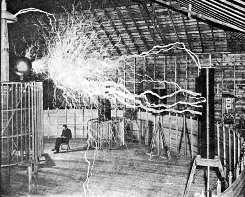 Reprodução de Tesla em seu laboratório com suas bobinas de Tesla em pleno funcionamento